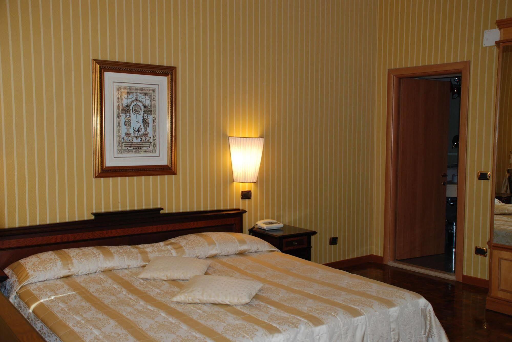 Hotel Cecil Rome Bagian luar foto